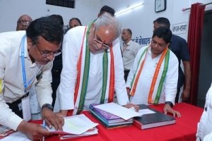 मुख्यमंत्री  ने सामरी विधानसभा के बरियों में उप तहसील कार्यालय का निरीक्षण किया, लंबित राजस्व प्रकरणों को जल्द से जल्द निपटाने के निर्देश दिए