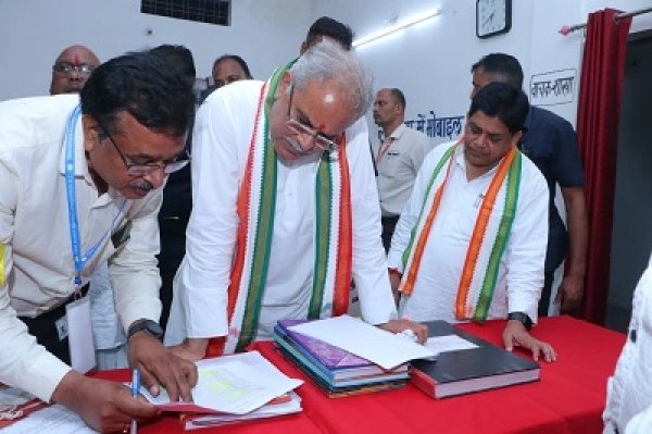 मुख्यमंत्री  ने सामरी विधानसभा के बरियों में उप तहसील कार्यालय का निरीक्षण किया, लंबित राजस्व प्रकरणों को जल्द से जल्द निपटाने के निर्देश दिए