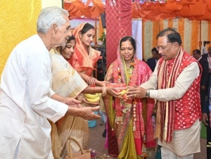 मुख्यमंत्री ने की ग्राम सलखंड में महतारी सदन बनाने की घोषणा, प्रदेशवासियों को संविधान दिवस की दी बधाई