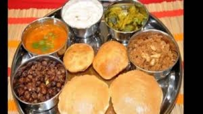 थाली को हाथ में उठाकर भी खाना न खाएं, भोजन करने से पहले इन बातों का रखें ध्यान