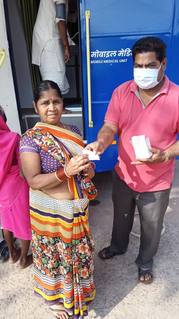 मुख्यमंत्री स्लम स्वास्थ्य शिविर में स्वास्थ्य की जांच टोकन दिया गया