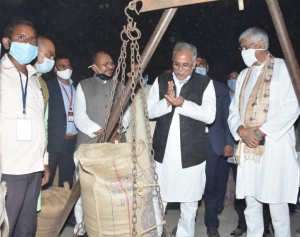 मुख्यमंत्री ने धान खरीदी केंद्र सरखो में धान को हाथों से रगड़ कर टूट और पाखड़ की गुणवत्ता को परखा