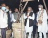 मुख्यमंत्री ने धान खरीदी केंद्र सरखो में धान को हाथों से रगड़ कर टूट और पाखड़ की गुणवत्ता को परखा