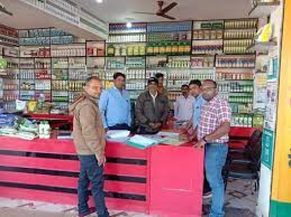 कृषि एवं राजस्व अमले द्वारा उर्वरक खाद दुकानों का किया गया औचक निरीक्षण