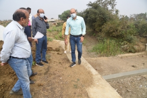 नरवा स्ट्रक्चर देखा कलेक्टर ने, ग्रामीणों से की चर्चा, कहा इनके माध्यम से बढ़ेगा भूमिगत जल स्तर