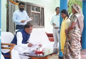 मुख्यमंत्री श्री विष्णु देव साय ने बगिया में सुनी आम जनता की समस्याएं ,आवेदनों के त्वरित निराकरण के निर्देश