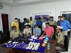 पुलिस को मिली बड़ी कामयाबी: दो शातिर चोर को पकड़ 14 लाख नगदी सहित सोने चांदी के जेवरात किया जब्त