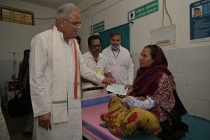 रघुनाथनगर स्वास्थ्य केंद्र पहुंचकर मुख्यमंत्री  भूपेश बघेल ने इलाज कराने आए लोगों से मुलाकात की...