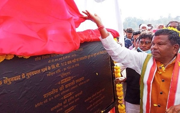 सुकमा : मंत्री  लखमा ने सगुनघाट में बारु नदी पर पुल निर्माण का किया भुमिपूजन
