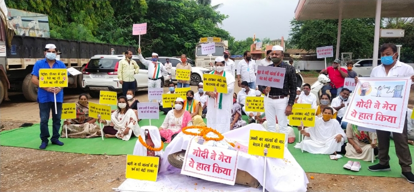 कांग्रेस पार्टी के बस्तर जिलाध्यक्ष राजीव शर्मा के नेतृत्व एवं मार्गदर्शन में बस्तर जिला के विभ्भिन ब्लाकों एवं जगहों पर बढ़ती महंगाई को लेकर किया गया एक दिवसीय धरना प्रदर्शन