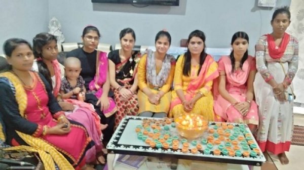 गोबर से बनाये फ्लोटिंग दीये, इंग्लैंड और कनाडा भी भेज रहे :