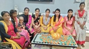 गोबर से बनाये फ्लोटिंग दीये, इंग्लैंड और कनाडा भी भेज रहे :