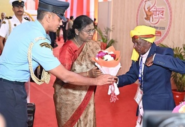 राष्ट्रपति श्रीमती द्रौपदी मुर्मु ने जनजातीय समाज प्रमुखों और स्वतंत्रता संग्राम सेनानियों से की मुलाकात