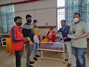 भारतीय जनता युवा मोर्चा शहर मण्डल कोंडागांव ने मनाया युवा दिवस माक्स व फल किया वितरण