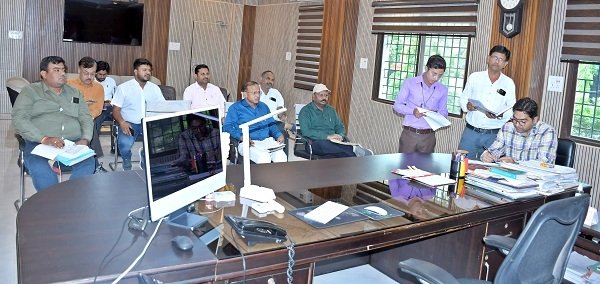 जिला पंचायत सीईओ ने की समितियों से शेष धान उठाव, खाद-बीज भंडारण व वितरण की समीक्षा