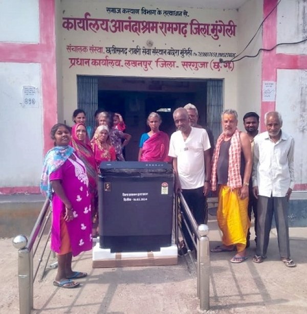 आनंदाश्रम में वृद्धजनों को उपलब्ध कराया गया वाशिंग मशीन और बेंच