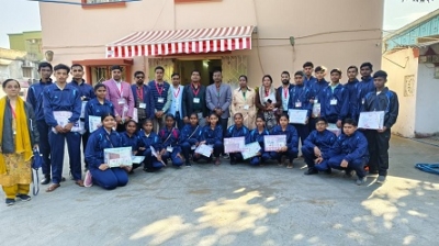 राष्ट्रीय आविष्कार अभियान के तहत अंतरराज्यीय एक्सपोजर विजिट को सांसद ने हरी झंडी दिखाकर किया रवाना।