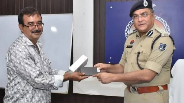 दुर्ग पुलिस की सोशल पुलिसिंग : 200 गुम मोबाइल लौटाए, लोगों के चेहरों पर लौटी मुस्कान