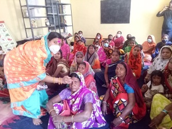 महिला दिवस पर वार्ड पार्षद ने किया प्रधानमंत्री आवास योजना के लाभार्थी महिलाओं का सम्मान