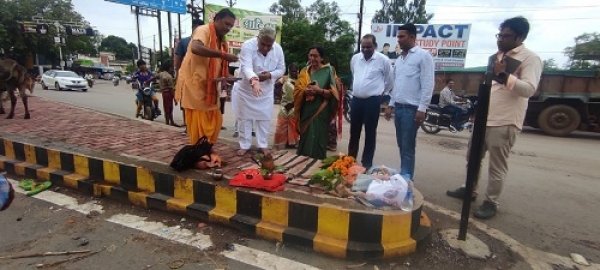 ठगड़ाबांध ओवरब्रिज पर डिवाइडर निर्माण का विधायक ने किया भूमिपूजन