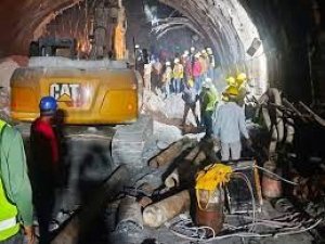 उत्तराखंड की सुरंग में फंसे 41 मजदूरों के रेस्क्यू में नई-नई चुनौतियां, पहले मशीन टूटी, अब मौसम की मार