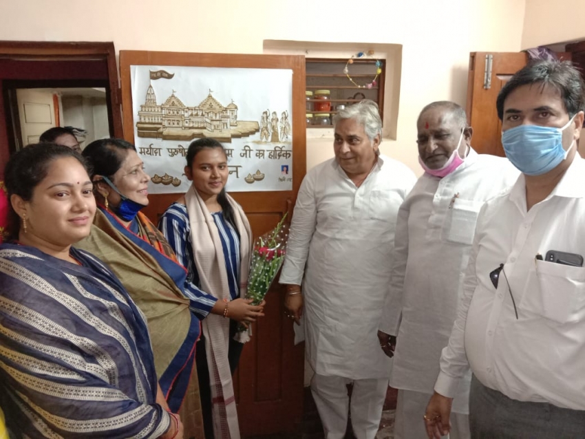 मेंहदी से राममंदिर बनाने वाली रौशनी का विधायक और महापौर ने किया सम्मान