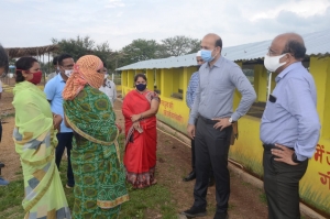 चंदखुरी में गौठान परिसर में एप्पल बेर लगा रहीं, रिसामा में हल्दी उगा रहीं