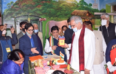 अंबिकापुर में प्रदेश के पहले &lsquo;गोधन एम्पोरियम&lsquo; का किया उद्घाटन