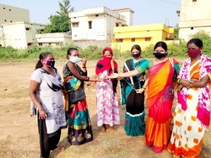 नगर मंडल महिला मोर्चा द्वारा मंगलवार को सेनेटाइजर व मास्क का किया वितरण