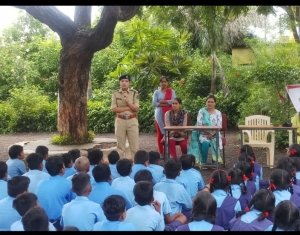 दस नौ आठ (1098) ,सीख गए यह पाठ*    *बच्चों को बताया क्या है चाइल्ड हेल्प लाइन नंबर