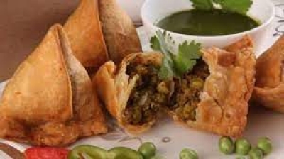 चाय का मजा बढ़ा देंगे साथ परोसे गए कॉकटेल समोसे, नोट करें ये आसान Recipe