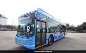 दिल्ली में सड़कों पर उतरी पहली इलेक्ट्रिक बस, जानिए क्या हैं खासियत