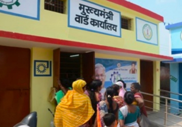 नल कनेक्शन और सड़क निर्माण के लिए मुख्यमंत्री वार्ड कार्यालय में लोगों ने दिया आवेदन