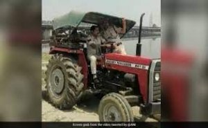 जी 20 शिखर सम्मेलन से पहले दिल्ली पुलिस ने ट्रैक्टर पर किया गश्त  भारत ने पिछले साल 1 दिसंबर को जी20 की अध्यक्षता संभाली थी और देश