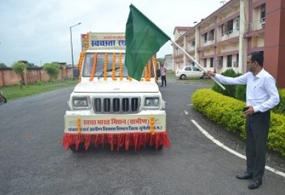 कलेक्टर वसंत ने हरी-झंडी दिखाकर किया स्वच्छता रथ को रवाना
