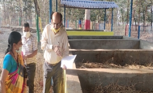 नगरीय निकाय के संयुक्त संचालक दुबे ने गोबर खरीदी केन्द्र का किया निरीक्षण, क्वालिटी देख थपथपाई पीठ
