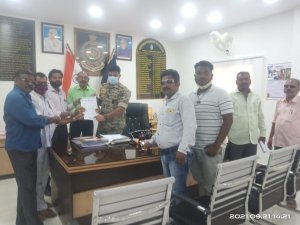 फरार सब इस्पेक्टर किशोर तिवारी को अब तक गिरफ्तार नहीं होने पर समाज के द्वारा नव पदस्थ पुलिस अधीक्षक को सौपा ज्ञापन