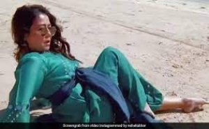 नेहा कक्कड़ के दिल को छुआ पुष्पा राज का अंदाज, रेत पर लेट किया 'ओ अंटावा' पर डांस