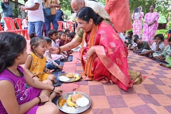 &lsquo;आंगन मिलन&rsquo; में गूंजा सेवा और सम्मान का संदेश-केंद्रीय राज्यमंत्री सावित्री ठाकुर ने आंगनवाड़ी कार्यकर्ताओं, सहायिकाओं और मितानिनों का किया सम्मान