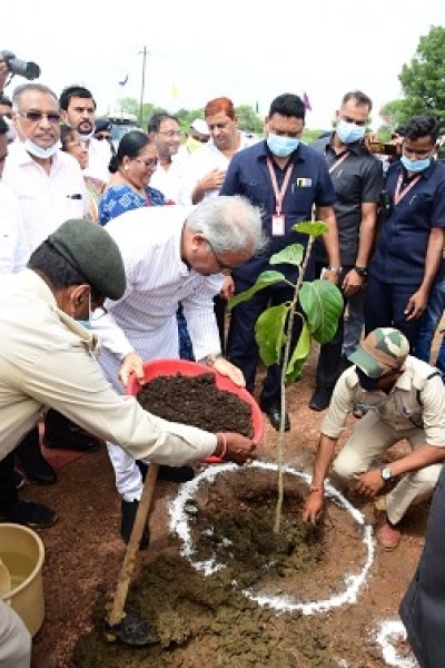 खाली पड़ी खदान पर मानव निर्मित जंगल बनाने के कार्य का मुख्यमंत्री ने की प्रशंसा