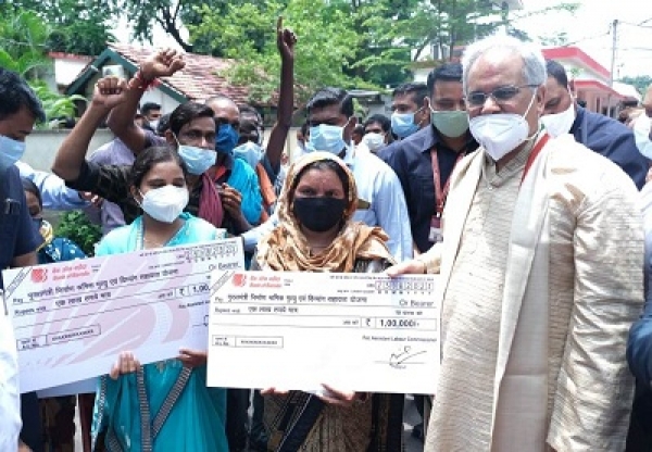 मुख्यमंत्री ने 50 दिवंगत निर्माणी श्रमिकों के उत्तराधिकारियों को दिए एक-एक लाख रूपए के चेक
