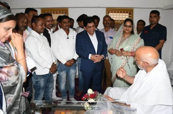 मंत्री डॉ. डहरिया कबीर आश्रम में सत्संग में हुए शामिल  : आश्रम तक सड़क और शेड होगा निर्माण