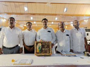 दुर्ग निगम बजट : महापौर बाकलीवाल ने पेश किया बजट, गोबर से बने सूटकेस के साथ पहुंचे बजट सत्र में