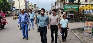 कलेक्टर ने बरसते पानी में किया रिसाली क्षेत्र के बाजारों का निरीक्षण दुकानों के सामने गंदगी देख पुष्पेंद्र मीणा ने व्यापारियों को दी नसीहत