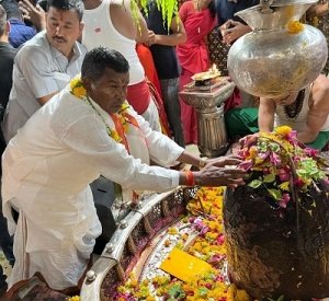 उद्योग मंत्री  लखमा ने महाकाल के दर्शन कर प्रदेशवासियों की सुख-समृद्धि की कामना की