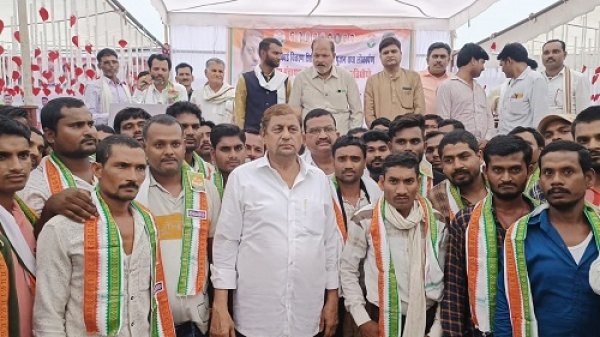 कांग्रेस पार्टी की ओर बढ़ रहा लोगों का रुझान&ndash; बीते एक हफ्ते में कवर्धा विधानसभा क्षेत्र के एक हजार से अधिक लोगों ने कांग्रेस का दामन थामा