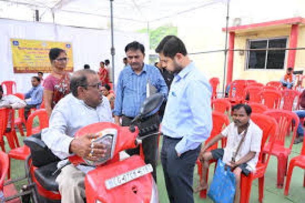 कलेक्टर श्री सिंह ने नगर पालिक निगम भिलाई में आयोजित दिव्यांगजन शिविर का किया निरीक्षण