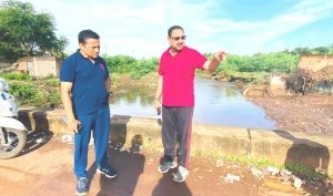 लगातार हो रही रूक रूक कर बारिश के कारण निगम आयुक्त चन्द्राकर ने किया नालों का निरीक्षण