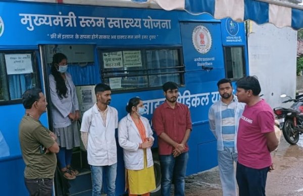 मुख्यमंत्री शहरी स्लम स्वास्थ्य योजना से अब तक 1 लाख 60 हज़ार से ज्यादा लोगो का निशुल्क इलाज:  -निगम क्षेत्र में संचालित मोबाईल मेडिकल यूनिटों में जांच व इलाज की बेहतर सुविधाएं निर्वाध रूप से बनी रहे, जांच व इलाज कराने आए लोगों की समुचित जांच व उनका उ