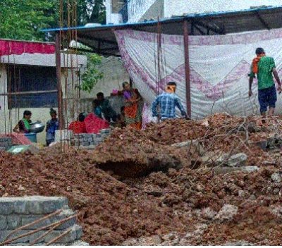 दुर्ग निगम की कार्यवाही : निर्माणाधीन सामुदायिक भवन को तुड़वाया गया ,गुणवत्ता के साथ पुन: बनाने ठेकेदार को दिये गये निर्देष